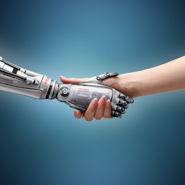 دست دادن انسان زن و ربات به عنوان نمادی از ارتباط بین مردم و فناوری هوش مصنوعی