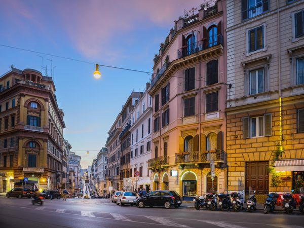 منظره شهری عصرگاهی خیابان های شهر رم ایتالیا