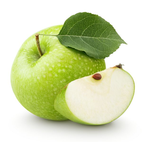 سیب سبز رسیده با برگ و برش جدا شده روی پس‌زمینه سفید با مسیر برش