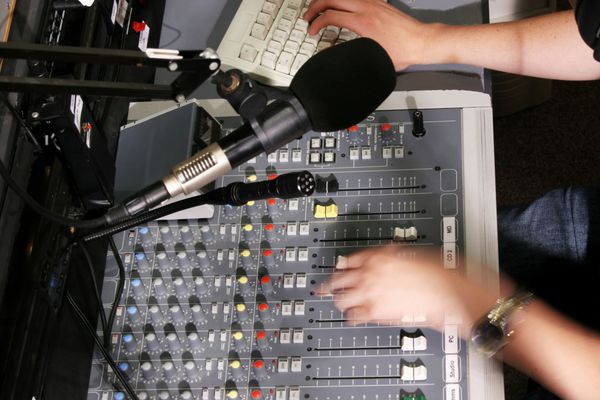 دانش آموز میکس فیدرها در استودیو رادیو