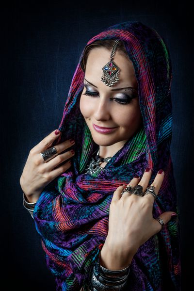پرتره زن زیبا با تیکای هندی که در روسری پیچیده شده است
