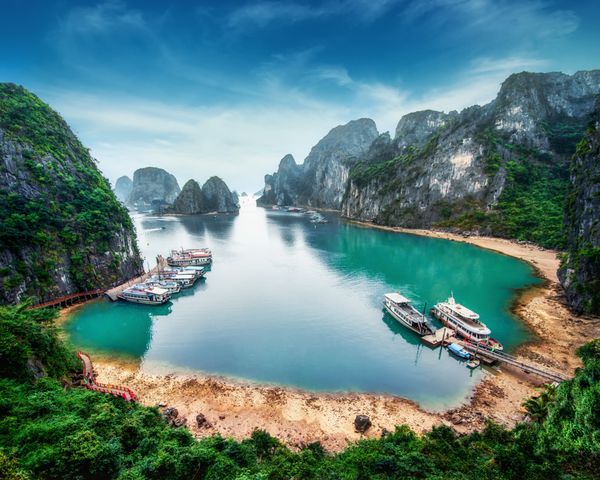 آشغال های توریستی شناور در میان سنگ های آهکی در خلیج طولانی دریای چین جنوبی ویتنام آسیای جنوب شرقی