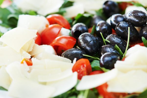 سالاد سبزیجات ایتالیایی با گوجه فرنگی و زیتون پنیر فتا