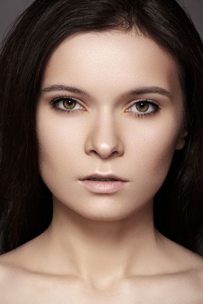 مدل زن زیبا با مدل موهای تیره کامل آرایش چشم طبیعی و لب های رنگ پریده پوست تمیز