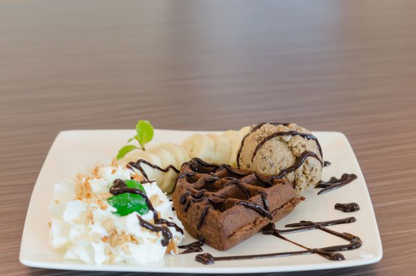 بستنی موز وافل شکلاتی با سس شکلات و خامه فرم گرفته