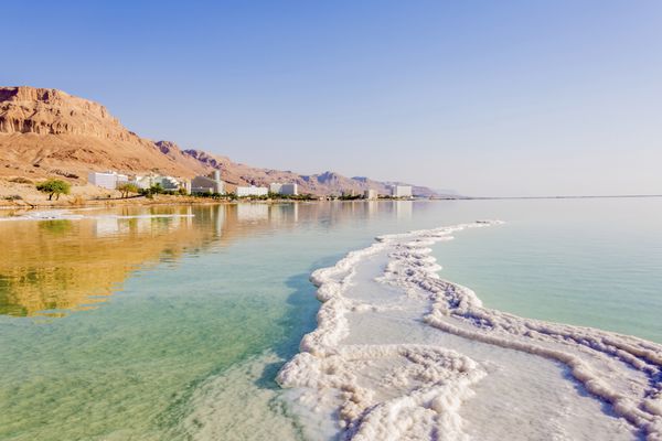 چشم انداز خط ساحلی دریای مرده در روز تابستان