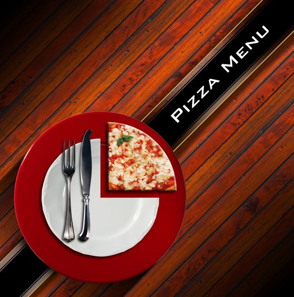 منوی پیتزا طراحی منو پیتزا با بشقاب سفید روی زیر بشقاب قرمز با کارد و چنگال و تکه پیتزا روی زمینه چوبی با نوار مشکی مورب