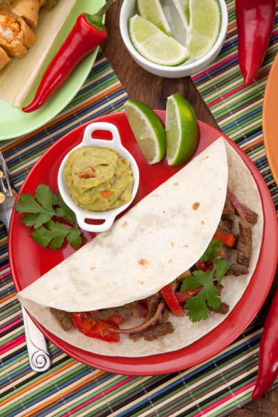 فاهیتای گوشت گاو به عنوان موضوع اصلی با انواع غذاهای مکزیکی در اطراف