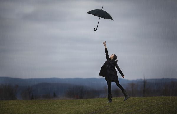 دختری با چتر سیاه زیر باران