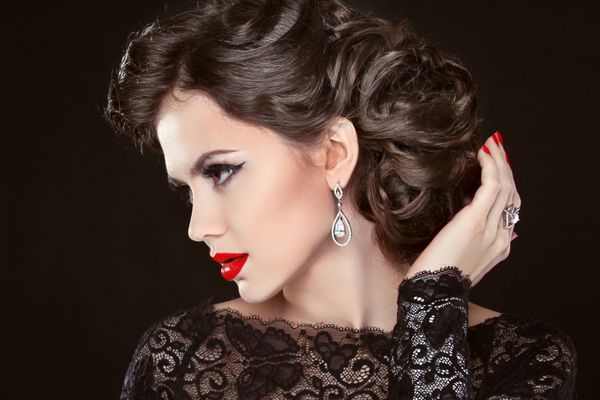 مدل دختر زیبا و شیک با جواهرات آرایش و حالت دادن به مو جدا شده در پس زمینه سیاه