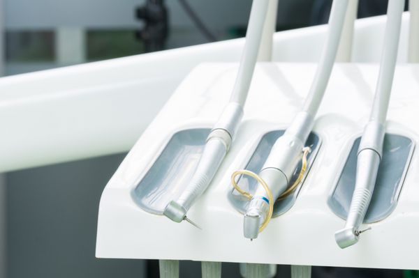 نمای نزدیک با ابزار دندانپزشکی