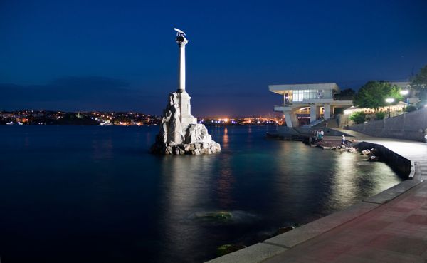 کریما سواستوپل 13 ژوئن 2014 بنای یادبود کشتی های غرق شده در شب سواستوپل کریمه