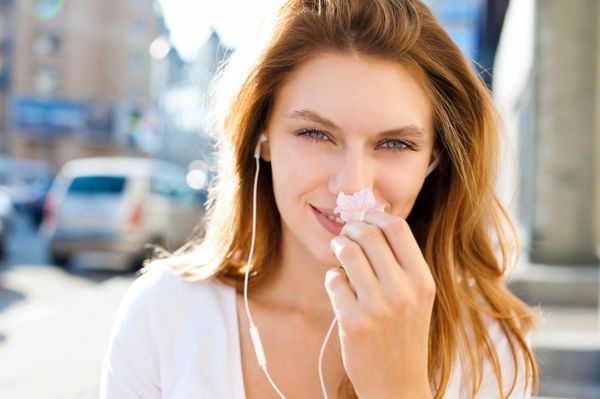 زن شاد گل آفتابگردان را بو می کشد عکسبرداری از دست رفته زن جوان قفقازی