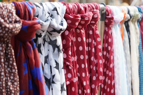 قفسه لباس با مجموعه ای از روسری یا روسری