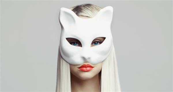 مد po of زیبای ای در ماسک گربه