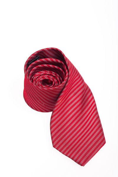 ابریشم کراوات کاری قرمز رنگ روی پس‌زمینه سفید