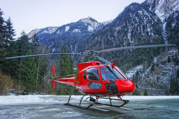 هلیکوپتر قرمز در پایگاه در کوهستان های زمستانی سوئیس