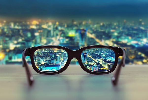 منظره شهری شب با لنزهای عینک متمرکز شده است