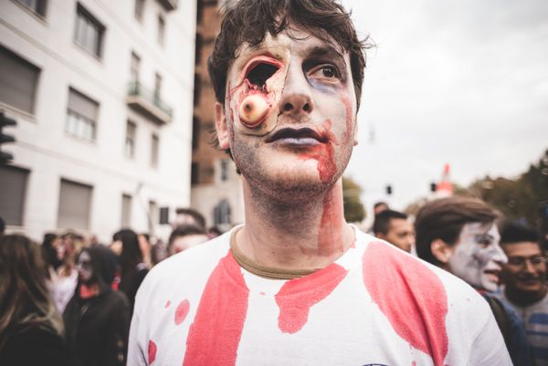 میلان ایتالیا - 25 اکتبر رژه زامبی ها در میلان 25 اکتبر 2014 برگزار شد مردم برای تعطیلات بعدی هالووین با نقاب به عنوان هیولاهای زامبی به خیابان های میلان آمدند
