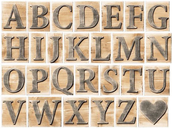 بلوک های حروف الفبای چوبی جدا شده روی سفید