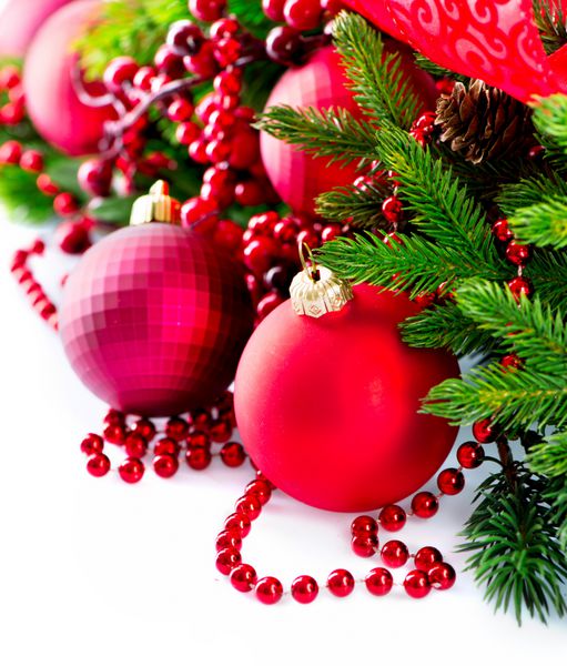 کریسمس تزئینات و تزئینات کریسمس و سال نو جدا شده در زمینه سفید ترکیب طراحی حاشیه تعطیلات رنگ قرمز