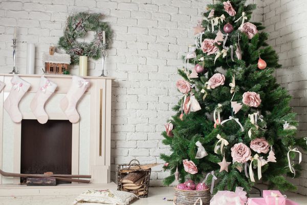 تصویر دودکش و درخت کریسمس تزئین شده با هدیه