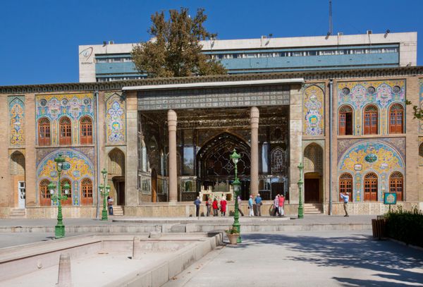 تهران ایران - 6 اکتبر گروهی از گردشگران در حال قدم زدن در اطراف یار گلستان در داخل شهر در 6 اکتبر 2014 گلستان پال قدیمی و میراث جهانی در سال 1865 به شکل فعلی بازسازی شد