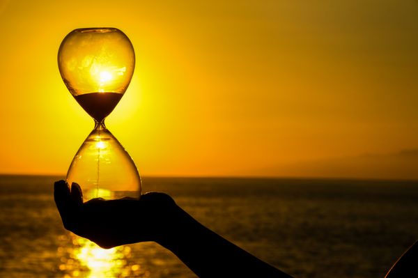ساعت شنی مفهوم زمان و غروب خورشید در اقیانوس اطلس