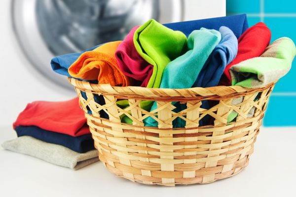 انبوهی از لباس های رنگارنگ تمیز با ماشین لباسشویی