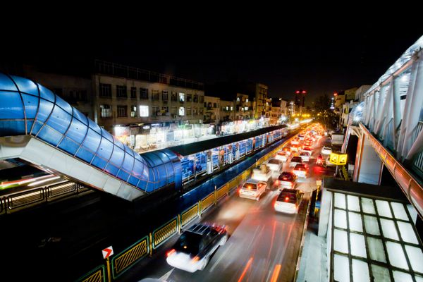 تهران ایران - 6 اکتبر ترافیک حمل و نقل با چراغ خودروها در خیابان شلوغ شهر شبانه در 6 اکتبر 2014 تهران با جمعیت 8 3 میلیون نفر بزرگترین شهر غرب آسیا است