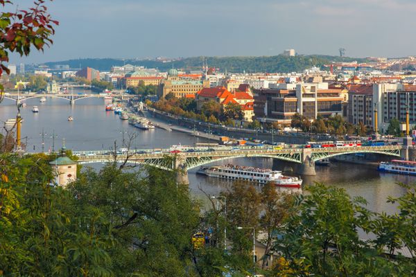 پراگ جمهوری چک - 3 اکتبر 2014 نمای هوایی بر روی رودخانه ولتاوا پراگ - یکی از زیباترین شهرهای اروپا از جمله جاذبه های اصلی پراگ 18 پل باشکوه است