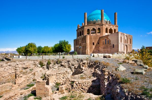خرابه های ارگ سنگی و گنبد مقبره تاریخی با زمینه سلطانیه این سازه که از سال 1302 تا 1312 شمسی ساخته شده است دارای قدیمی ترین گنبد دو پوسته ایران است