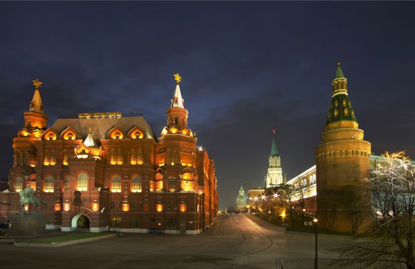 مسکو کرملین در شب کرملین مسکو قدیمی ترین بخش مسکو است کرملین مسکو مرکز تاریخی و روحی روسیه است