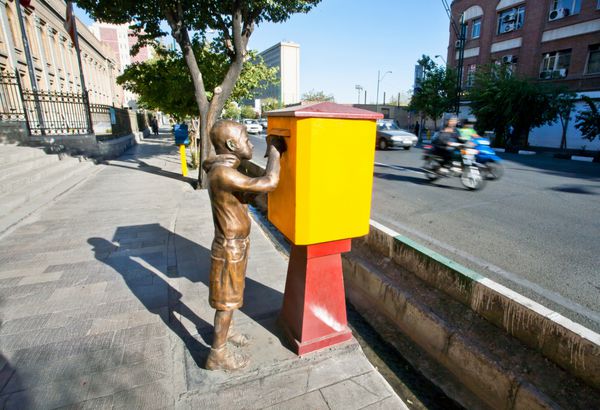 تهران ایران - 6 اکتبر بنای یادبود اصلی پسر برای ارسال نامه به صندوق پستی در خیابان شهر در 6 اکتبر 2014 با جمعیت با 8 3 میلیون نفر تهران سی و دومین پایتخت ملی ایران است