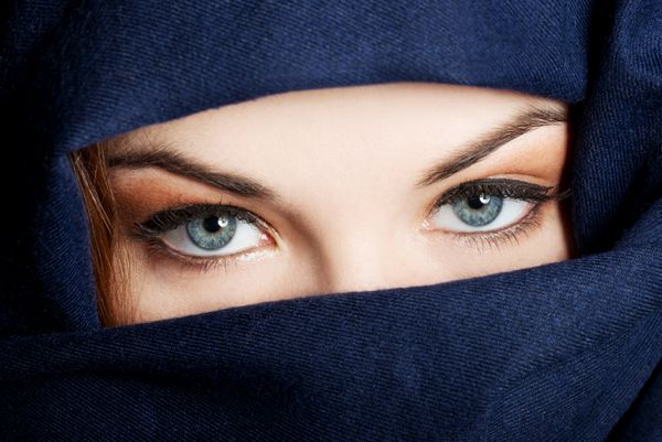 زن جوان عرب با حجاب