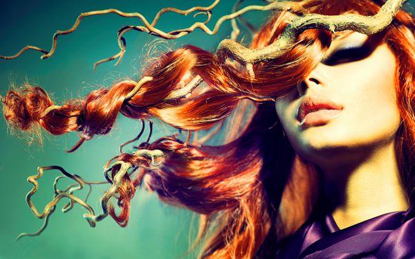 موی قرمز پرتره زن مدل مد با موهای بلند مجعد قرمز روی شاخه های چوبی فصل پاييز اکستنشن مو
