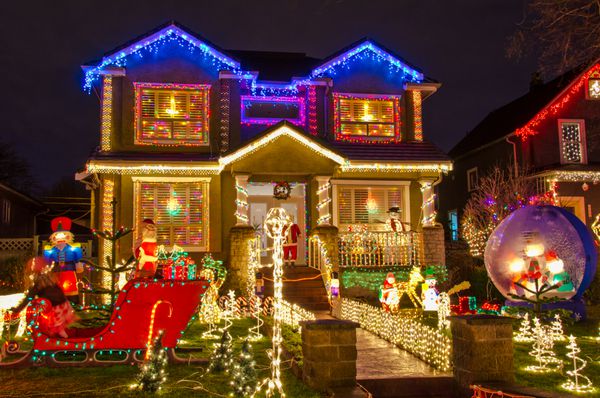 خانه لوکس بزرگی که برای کریسمس و شب سال نو در شب در ونکوور کانادا تزئین و روشن شده است