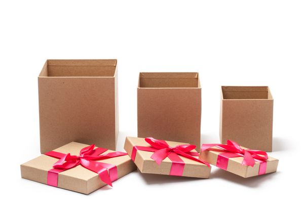جعبه های کارتنی باز سه اندازه مختلف با روبان های قرمز جدا شده روی سفید