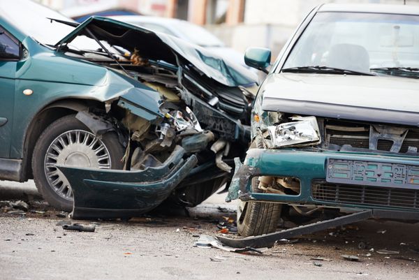 تصادف خودرو در خیابان آسیب دیدن خودروها پس از برخورد در شهر
