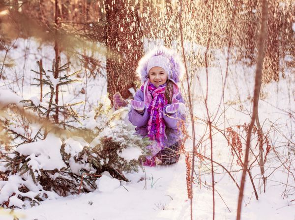 دختر شاد در پارک زمستانی