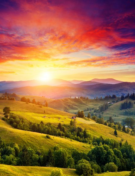 تپه های سبز زیبا که در هنگام گرگ و میش در زیر نور خورشید می درخشند صحنه دراماتیک آسمان رنگارنگ کارپات اوکراین اروپا دنیای زیبایی