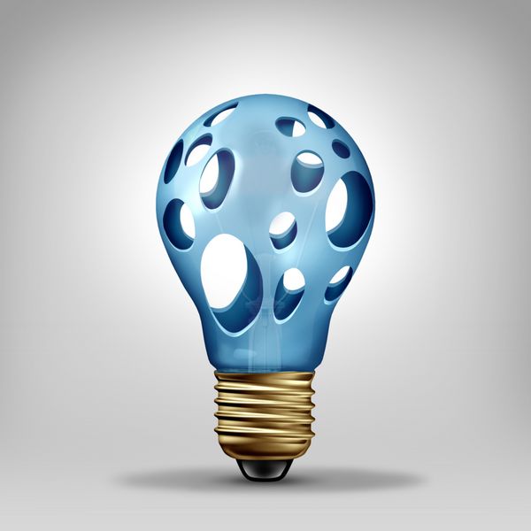مفهوم مشکل ایده و نماد بحران خلاقیت به عنوان یک لامپ با سوراخ های خالی به عنوان نمادی برای سرمایه گذاری در ایده های جدید و توسعه فناوری یا چالش های فکری و کمبود تخیل