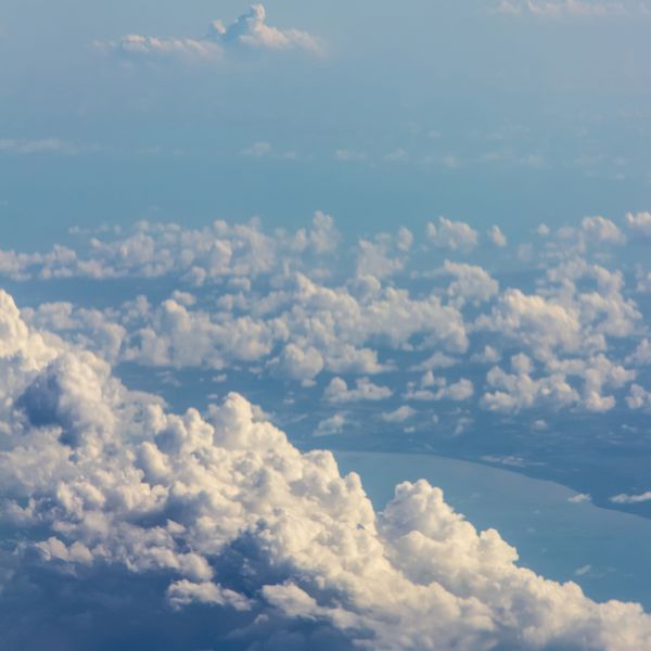 ابرهای نرم بر فراز منظره پرواز هواپیما