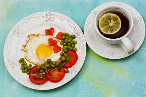 تخم مرغ همزده با گوجه فرنگی و نخود سبز لیمو چای صبحانه رژیم غذایی سالم