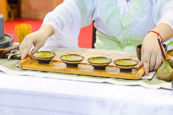 مراسم چای چینی توسط استاد چای با کیمونو اجرا می شود