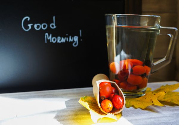 چای هیپ با انواع توت ها و یادداشت صبح بخیر روی تخته سیاه