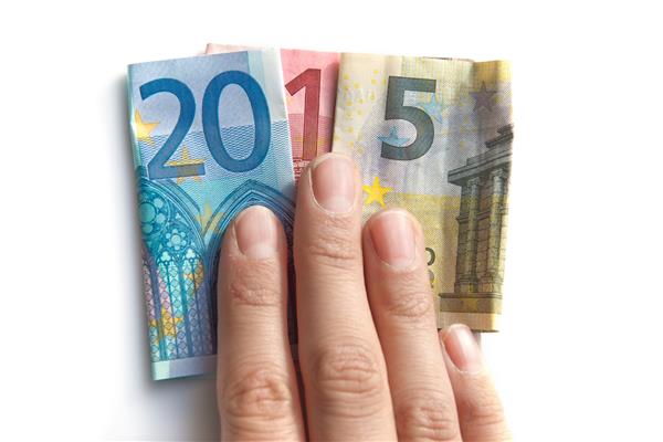 2015 نوشته شده با اسکناس یورو در یک دست جدا شده در پس زمینه سفید