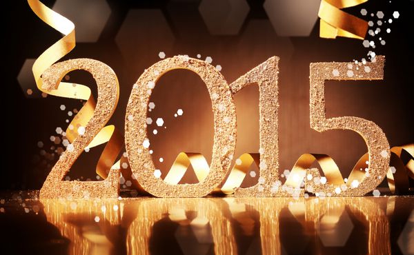 پس‌زمینه طلایی زیبای سال نو 2015 با اعداد طلایی بافت‌دار و روبان طلایی چرخیده روی موج‌سواری قهوه‌ای تیره بازتابنده برای تبریک یا دعوت فصلی شما