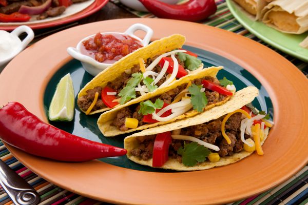 انواع غذاهای مکزیکی با تاکوی گوشت گاو غلات کامل به عنوان موضوع اصلی