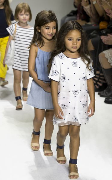 نیویورک نیویورک - 18 اکتبر 2014 مدل‌ها در حین پیش‌نمایش چوپان در رژه کوچک روی باند فرودگاه راه می‌روند - هفته مد کودکان در استودیوهای حمام